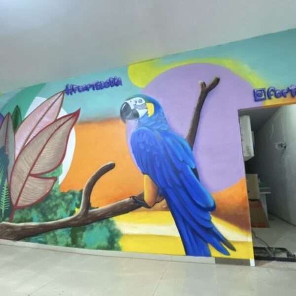 Graffiti arara azul realista em mural