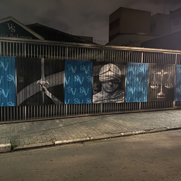 Grafite comercial em fachada de escritório de advocacia